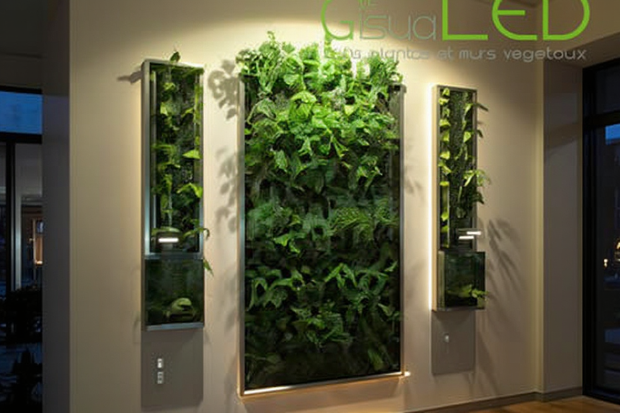 Mur végétal artificiel avec éclairage LED intégré créant une ambiance lumineuse dans un intérieur moderne.