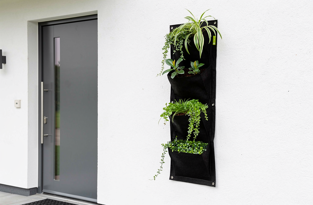Jardinière murale verticale avec poches cultivant des plantes qui ne nuisent pas au mur.