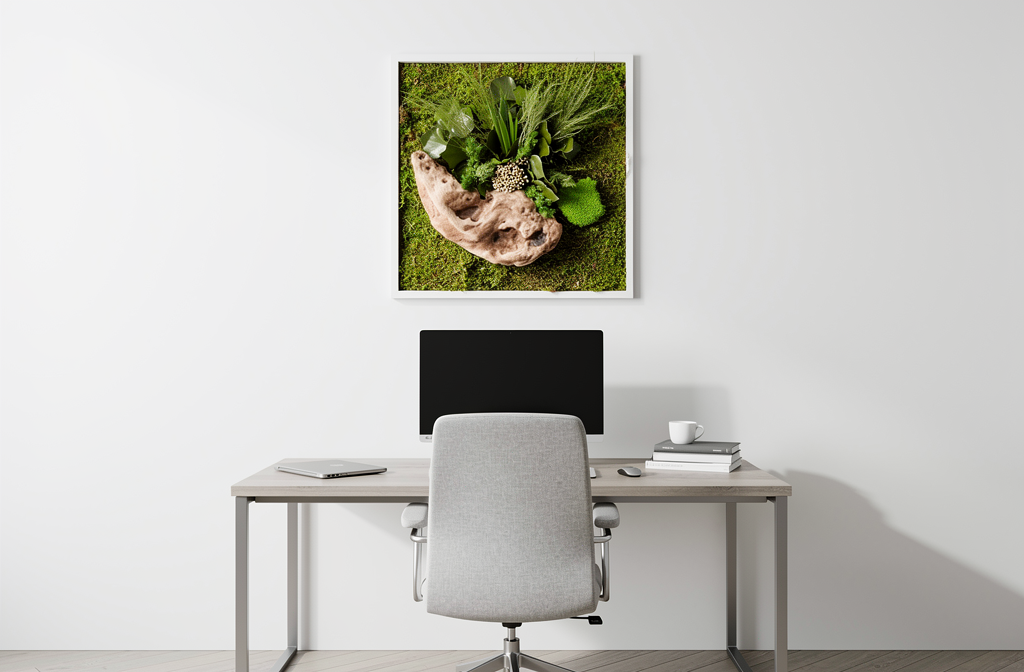 Cadre végétal artificiel avec bois flotté et feuillages verts sur mur d'intérieur